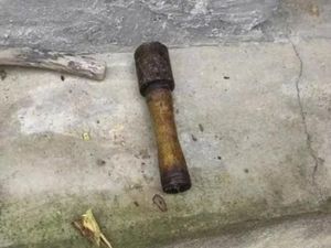 Uji Nyali! Nenek Ini Pakai Granat Buat Pukul Paku-Hancurkan Kacang