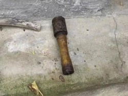 Uji Nyali! Nenek Ini Pakai Granat Buat Pukul Paku-Hancurkan Kacang