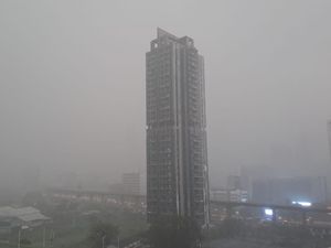 Jakarta Diguyur Hujan Deras Disertai Angin Kencang Sore Ini