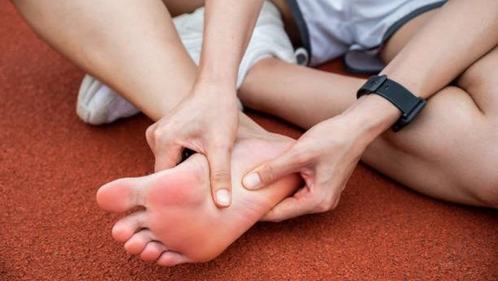 Ilustrasi nyeri tumit kaki. A foot massage used to decrease pain, relieve tension and improve circulation.