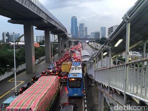 Penampakan Macet di Jalan Gatot Subroto Jakarta Usai Diguyur Hujan