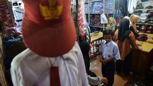 Jelang Tahun Ajaran Baru Pedagang Seragam Sekolah Diserbu