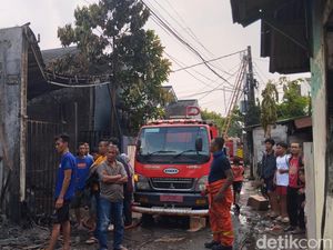 Kebakaran di Bekasi Baru Padam Usai 4 Jam, Damkar Sempat Terkendala Akses