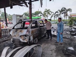Detik-detik Korban Terjebak Dalam Mobil yang Terbakar di SPBU Dukuhseti Pati Detik-detik Korban Terjebak Dalam Mobil yang Terbakar di SPBU Dukuhseti Pati