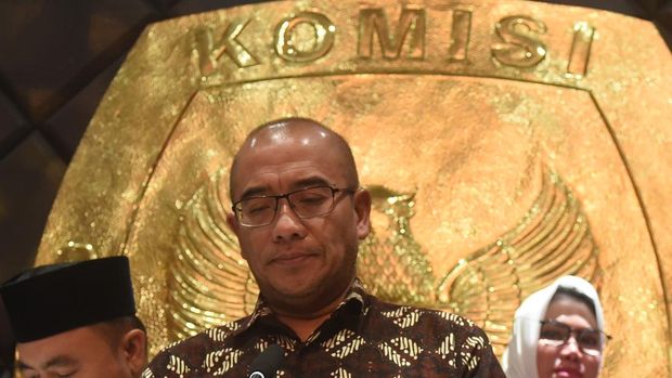 Ketua Komisi Pemilihan Umum Hasyim Asy'ari (tengah) bersiap memberikan keterangan pers mengenai pemberhentian dirinya dalam sidang putusan dugaan pelanggaran Kode Etik Penyelenggara Pemilu (KEPP) oleh DKPP di Gedung KPU, Jakarta, Rabu (3/7/2024). Dewan Kehormatan Penyelenggara Pemilu (DKPP) menjatuhkan hukuman pemberhentian tetap untuk Ketua Komisi Pemilihan Umum (KPU) RI Hasyim Asy'ari dari jabatannya mengenai kasus dugaan cabul terhadap salah seorang PPLN untuk wilayah Eropa. ANTARA FOTO/Indrianto Eko Suwarso