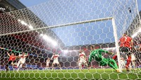 Merih Demiral menjadi bintang kemenangan Turki atas Austria di 16 besar Euro 2024. Ia mencetak dua gol, yang salah satunya jadi sejarah baru di Piala Eropa.  