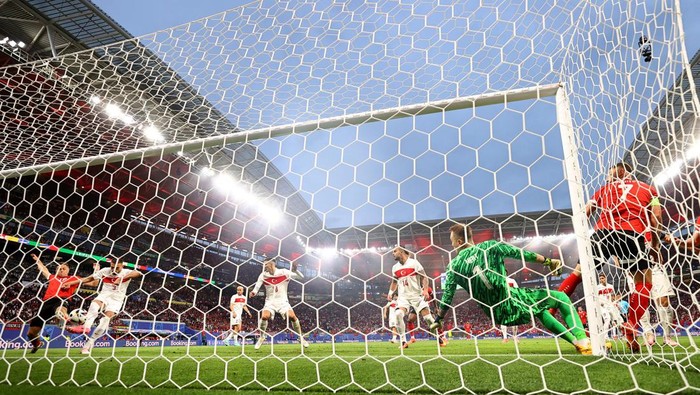 Soccer Football - Euro 2024 - Round of 16 - Austria v Turkey - Leipzig Stadium, Leipzig, Germany - July 2, 2024
Turkey's Merih Demiral scores their second goal REUTERS/Wolfgang Rattay