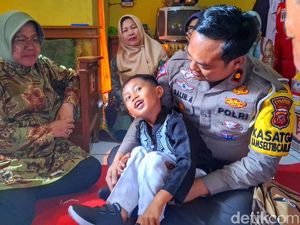 Mensos Risma Beri Ilham Beasiswa Usai Viral Ambil Rapor Ditemani Polisi