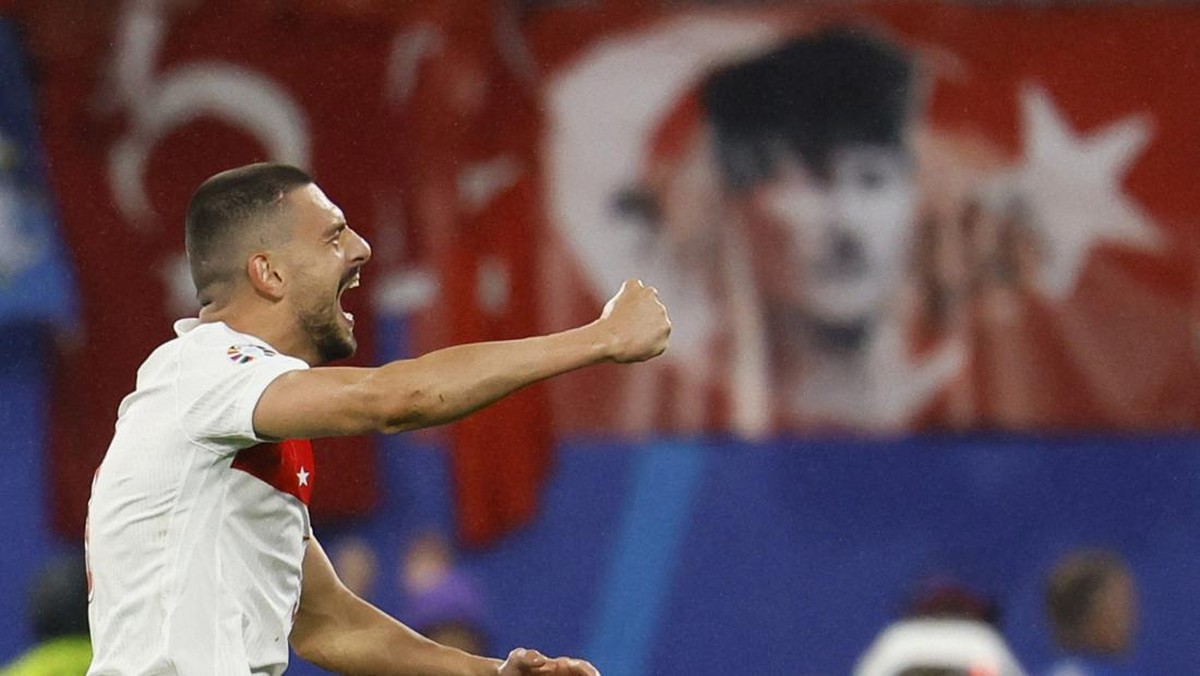 Merih Demiral bikin catatan langka usai mencetak dua gol (REUTERS/Wolfgang Rattay)