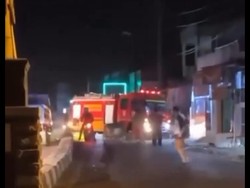 Ada Kereta Api Lewat, Mobil Pemadam Kebakaran pun Harus Ngalah