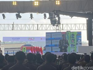 Momen Jokowi Resmikan Pabrik Baterai Mobil Listrik di Karawang Momen Jokowi Resmikan Pabrik Baterai Mobil Listrik di Karawang