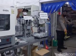 Rumah yang Digerebek di Kota Malang Ternyata Pabrik Ganja Sintetis Rumah yang Digerebek di Kota Malang Ternyata Pabrik Ganja Sintetis