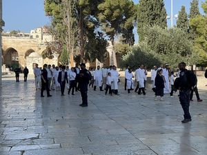 Ratusan Pemukim Israel Serbu Kompleks Masjid Al Aqsa Ratusan Pemukim Israel Serbu Kompleks Masjid Al Aqsa
