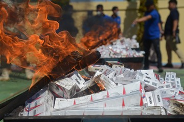 Jutaan Batang Rokok Impor Ilegal Dibakar