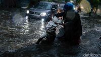 Pengendara Terobos Banjir di Jl Darmawangsa X Jaksel