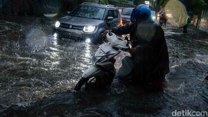 Pengendara Terobos Banjir di Jl Darmawangsa X Jaksel