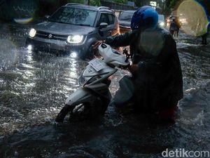 Pengendara Terobos Banjir di Jl Darmawangsa X Jaksel Pengendara Terobos Banjir di Jl Darmawangsa X Jaksel