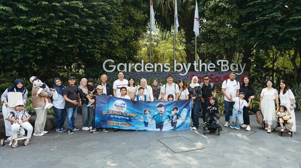 Peserta Nutrilon Royal Sains Camp saat berkunjung ke Singapura