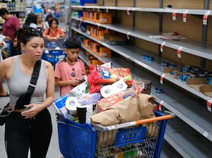 Rak Supermarket di Meksiko Ludes Diserbu Warga Jelang Datangnya Badai Rak Supermarket di Meksiko Ludes Diserbu Warga Jelang Datangnya Badai