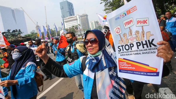 Ratusan Buruh Tekstil Gelar Aksi Tolak PHK di Patung Kuda