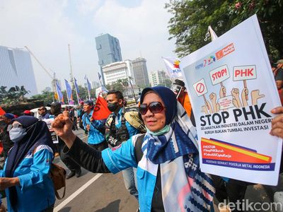 Ratusan Buruh Tekstil Gelar Aksi Tolak PHK di Patung Kuda