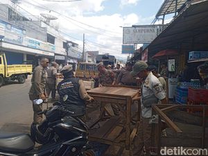 Tutupi Trotoar, Puluhan Jongko di Sumedang Ditertibkan Satpol PP
