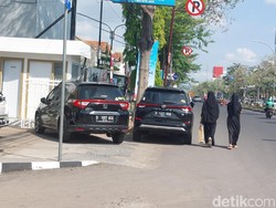 Keluh Kesah Pejalan Kaki Cirebon gegara Trotoar Direbut Parkir Liar