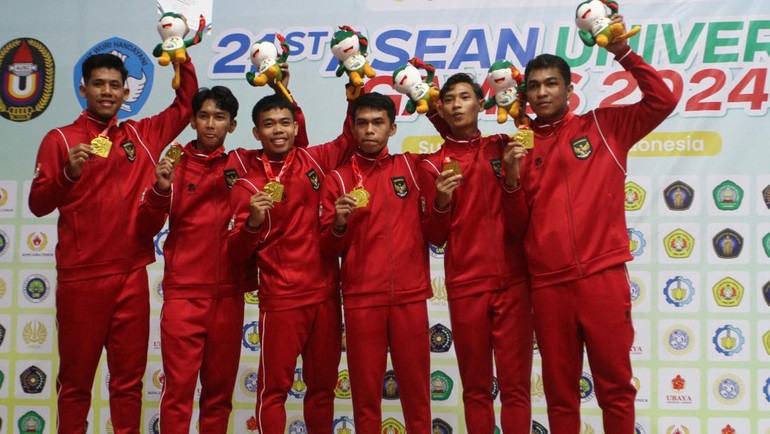 Tim sepak takraw Indonesia memegang medali emas usai mengalahkan tim sepak takraw Myanmar dalam laga final di nomor quadrant ASEAN University Games 2024 di GOR Pertamina, Universitas Brawjaya, Malang, Jawa Timur, Rabu (3/7/2024).   