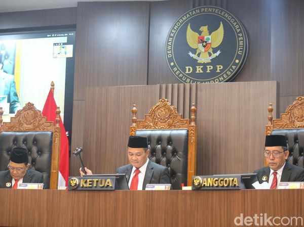 Terbukti Asusila, DKPP Berhentikan Ketua KPU Hasyim Asyari