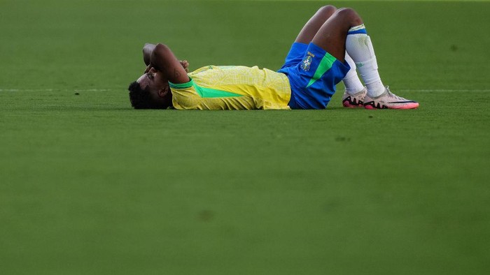 SANTA CLARA, CALIFORNIA - JULY 02: Rodrygo of Brazil reacts after being tackled during the CONMEBOL Copa America 2024 Group D match between Brazil and Colombia at Levis Stadium on July 02, 2024 in Santa Clara, California. (Photo by Thearon W. Henderson/Getty Images)