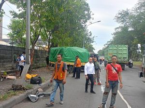 Truk Tabrak Tiang Listrik dan Motor Bakso di Surabaya, Sopir Tewas Truk Tabrak Tiang Listrik dan Motor Bakso di Surabaya, Sopir Tewas