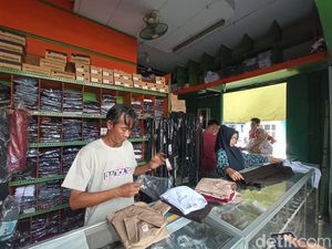 Jelang Tahun Ajaran Baru, Toko Seragam di Cirebon Diserbu Pembeli