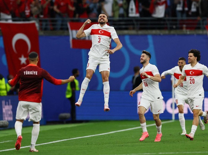 Soccer Football - Euro 2024 - Round of 16 - Austria v Turkey - Leipzig Stadium, Leipzig, Germany - July 2, 2024
Turkey's Mert Gunok, Merih Demiral and Abdulkerim Bardakci react REUTERS/Annegret Hilse     TPX IMAGES OF THE DAY