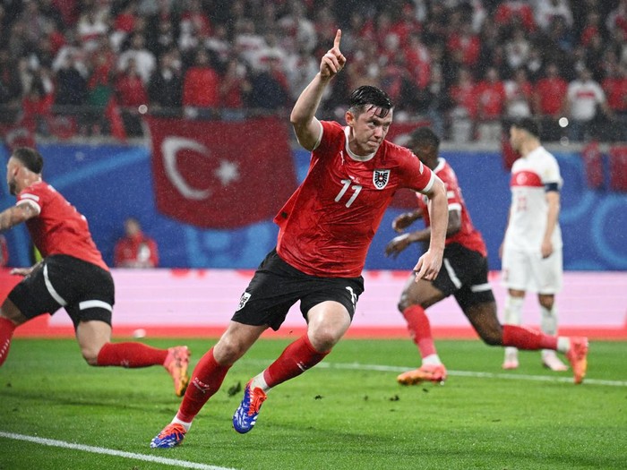 Soccer Football - Euro 2024 - Round of 16 - Austria v Turkey - Leipzig Stadium, Leipzig, Germany - July 2, 2024
Turkey's Mert Gunok, Merih Demiral and Abdulkerim Bardakci react REUTERS/Annegret Hilse     TPX IMAGES OF THE DAY