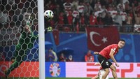 Sejumlah peluang Austria lainnya berhasil dimentahkan kiper Turki Mert Gunok.  