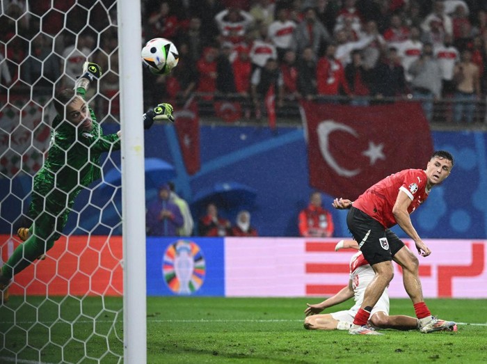 Soccer Football - Euro 2024 - Round of 16 - Austria v Turkey - Leipzig Stadium, Leipzig, Germany - July 2, 2024
Turkey's Mert Gunok, Merih Demiral and Abdulkerim Bardakci react REUTERS/Annegret Hilse     TPX IMAGES OF THE DAY