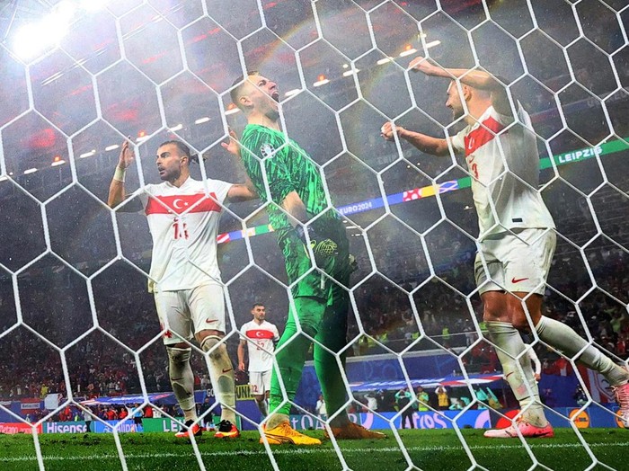 Soccer Football - Euro 2024 - Round of 16 - Austria v Turkey - Leipzig Stadium, Leipzig, Germany - July 2, 2024
Turkey's Mert Gunok, Merih Demiral and Abdulkerim Bardakci react REUTERS/Annegret Hilse     TPX IMAGES OF THE DAY