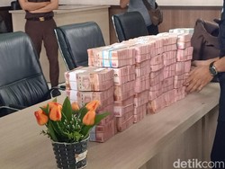 Eks Bupati Winasa Serahkan Uang Pengganti Korupsi-Denda Rp 3,8 Miliar