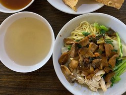 Mie Ayam Porsi Jumbo di Tebet yang Jadi Langganan Artis