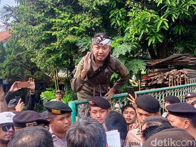 9 Momen Panas-Saling Dorong Antara Keluarga Ade Jigo dan Eksekutor Rumah