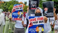 Aksi Bela Prof BUS di Unair Surabaya