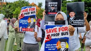 Aksi Bela Prof BUS di Unair Surabaya