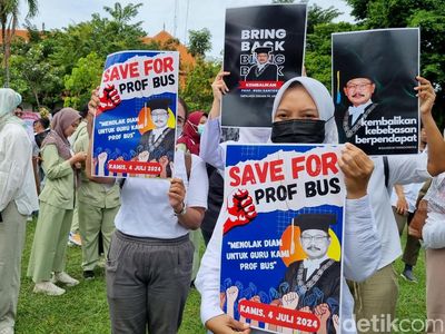 Aksi Bela Prof BUS di Unair Surabaya