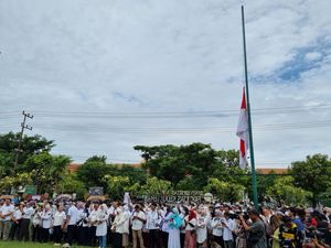 Bendera Setengah Tiang Warnai Aksi Bela Prof BUS Usai Dicopot Unair Bendera Setengah Tiang Warnai Aksi Bela Prof BUS Usai Dicopot Unair