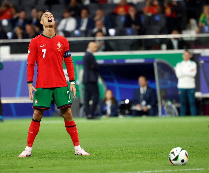 Soccer Football - Euro 2024 - Round of 16 - Portugal v Slovenia - Frankfurt Arena, Frankfurt, Germany - July 1, 2024  Portugals Cristiano Ronaldo prepares to take a free kick REUTERS/Heiko Becker     TPX IMAGES OF THE DAY