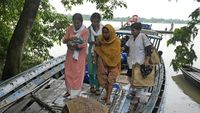 Detik-detik Ibu Melahirkan di Atas Perahu Saat India Kebanjiran