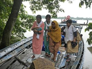 Detik-detik Ibu Melahirkan di Atas Perahu Saat India Kebanjiran