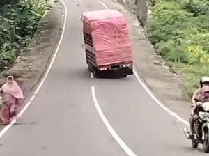 Detik-detik Truk Gagal Nanjak Hingga Nyaris Hantam Pemotor di Sulsel