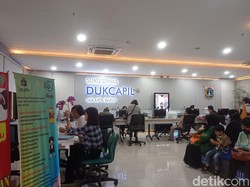 NIK Warga DKI di Luar Domisili Dinonaktifkan, Warga Panik Datangi Dukcapil
