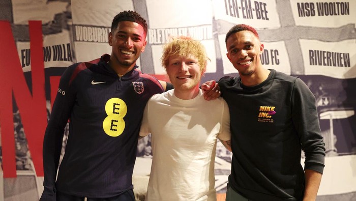 BLANKENHAIN, GERMANY - JULY 01: Musician Ed Sheeran poses for a photo with Jude Bellingham and Trent Alexander-Arnold as he meets the England squad at Spa & Golf Resort Weimarer Land on July 01, 2024 in Blankenhain, Germany. (Photo by Eddie Keogh - The FA/The FA via Getty Images)